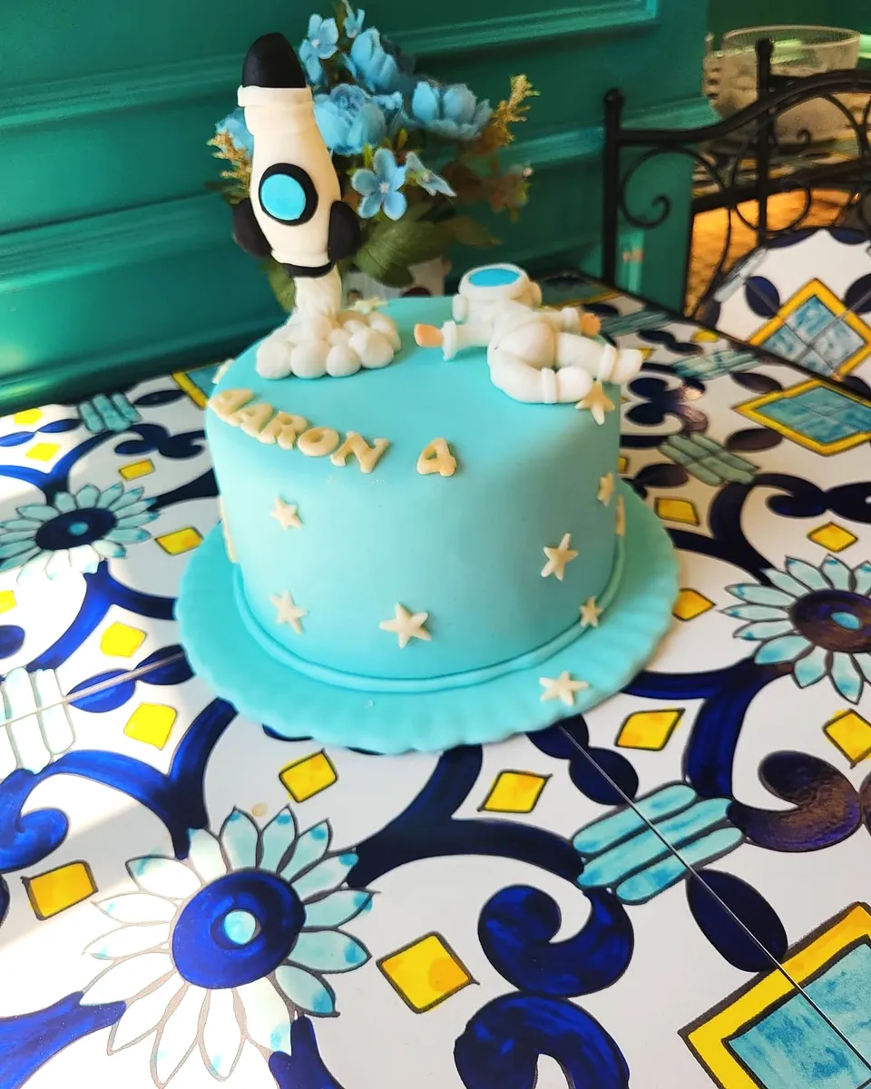 Tort turcoaz cu un astronaut din zahăr, pentru Aaron, la patru ani