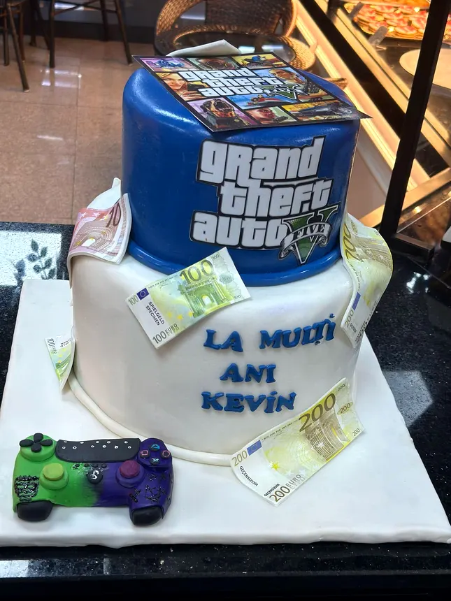 Tort pe două etaje cu tema Grand Theft Auto, cu un controller din zahăr