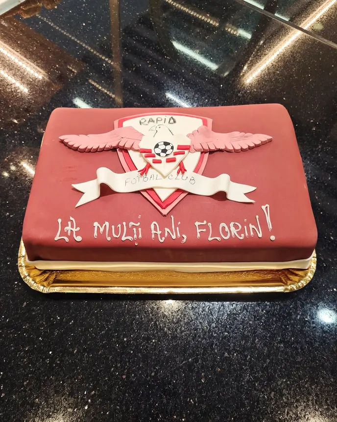 Tort dreptunghiular vișiniu cu emblema clubului Rapid București