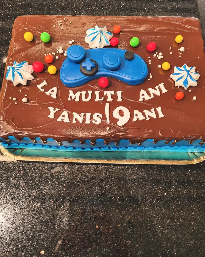 Tort de ciocolată cu un controller de jocuri albastru din fondant