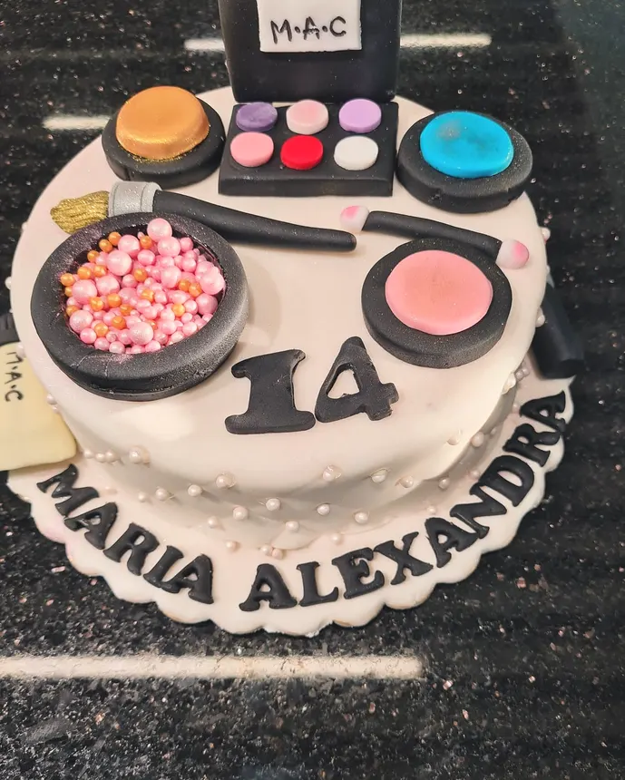 Tort alb cu trusă de machiaj din fondant, pentru Maria Alexandra, la paisprezece ani
