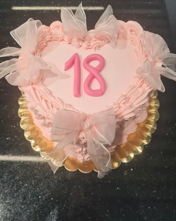 Tort inimă roz cu tul și cifra optsprezece din fondant