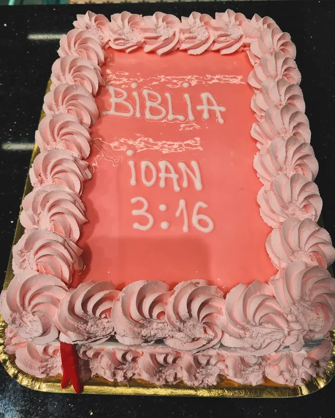 Tort dreptunghiular roz cu versetul Ioan 3:16 scris pe glazură