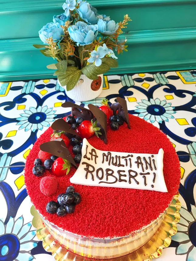 Tort red velvet cu fructe de pădure și decoruri de ciocolată