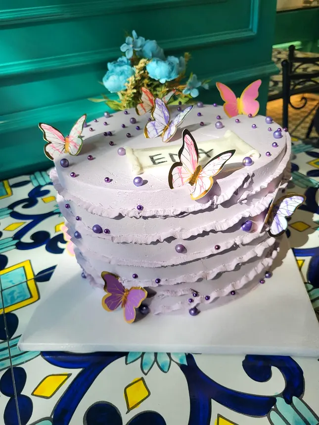 Tort mov cu fluturi din zahăr și perle, pentru Eva