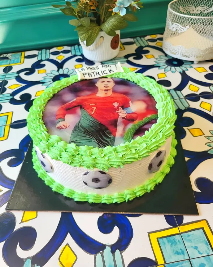 Tort cu fotografia unui fotbalist, cu mingi de fotbal din zahăr