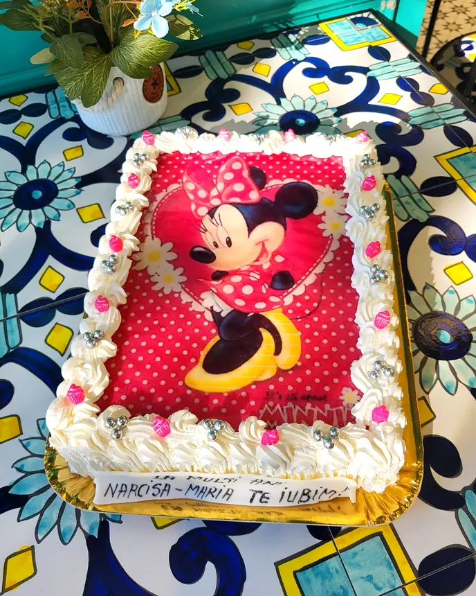 Tort dreptunghiular cu Minnie Mouse, cu buline roșii și decor alb