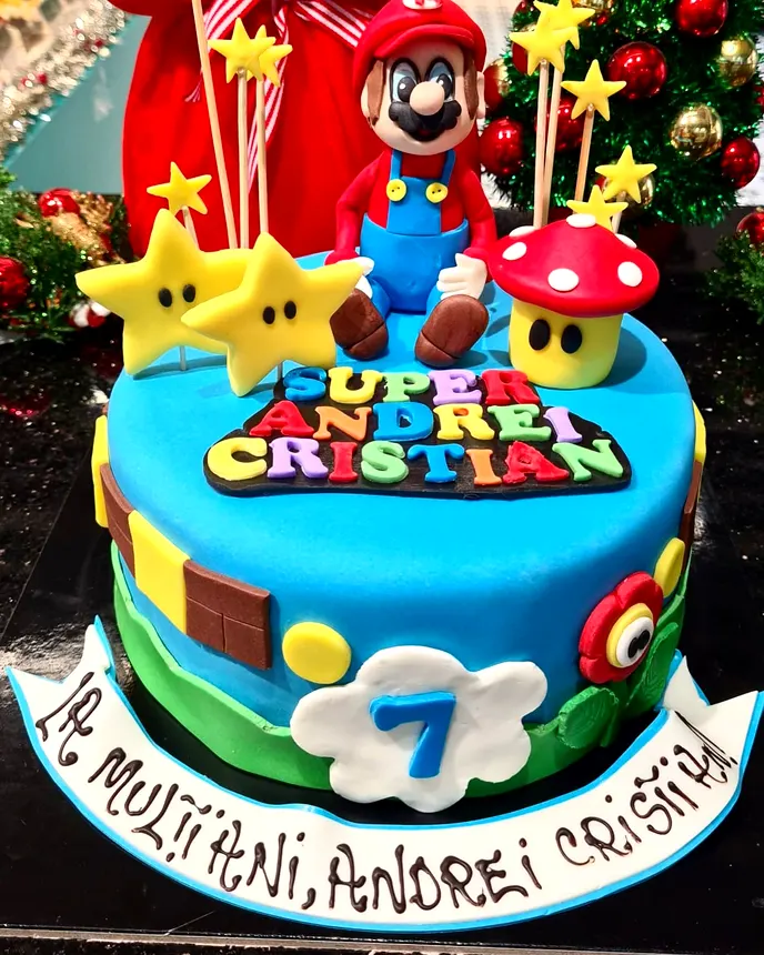 Tort albastru cu tema Super Mario, cu stele galbene și ciuperci din fondant