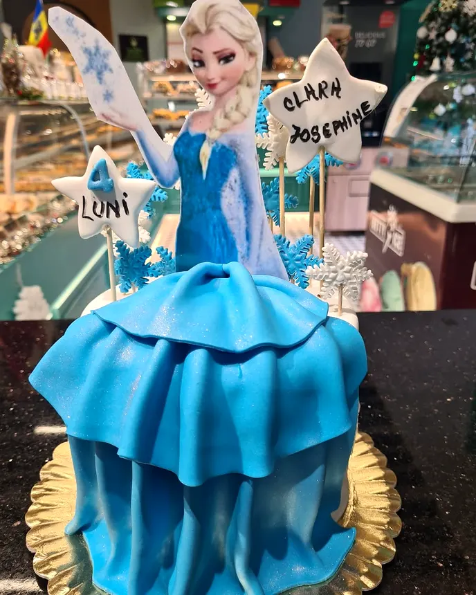 Tort cu prințesa Elsa din Frozen, cu rochie albastră din fondant