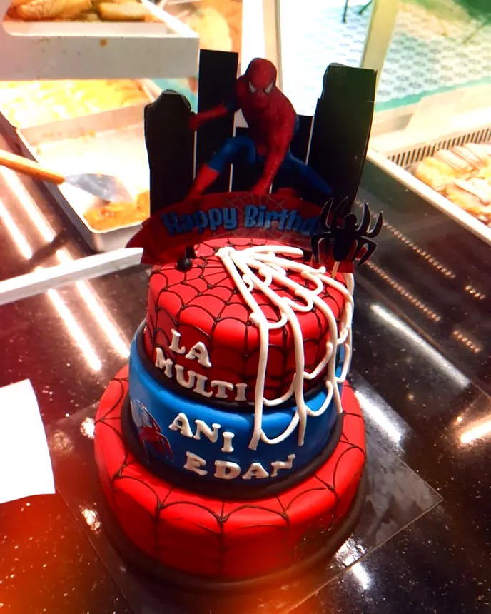 Tort Spider-Man pe două etaje, roșu și albastru, cu pânză de păianjen din glazură