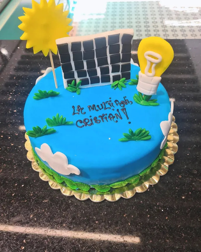 Tort albastru cu tema fotbal, cu poartă și iarbă din fondant