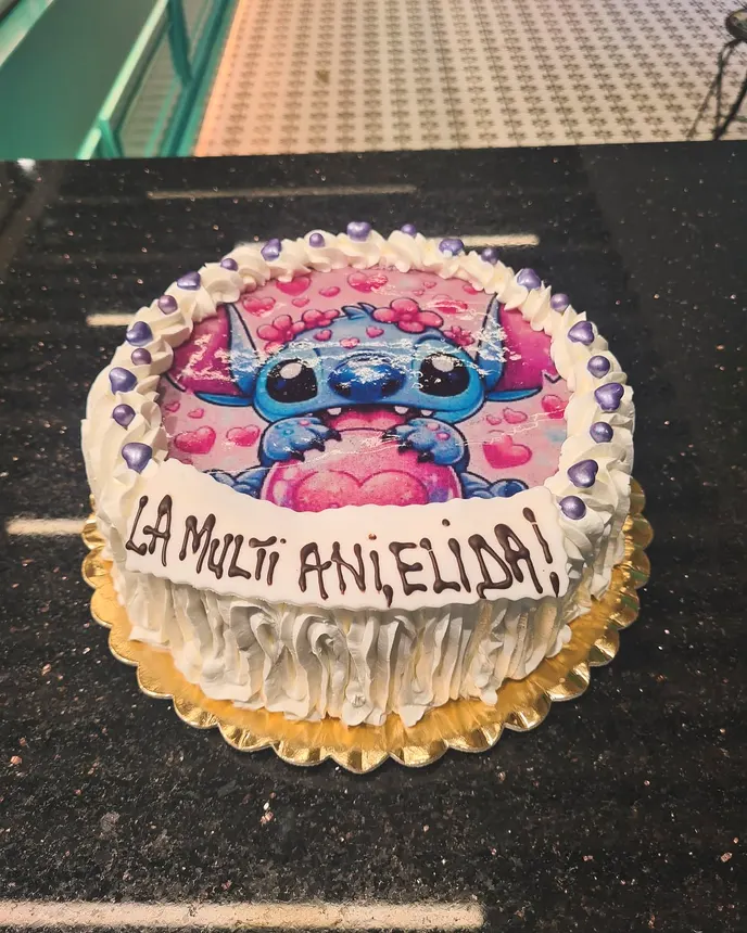 Tort rotund cu Stitch, cu perle mov pe margine, pentru Elida