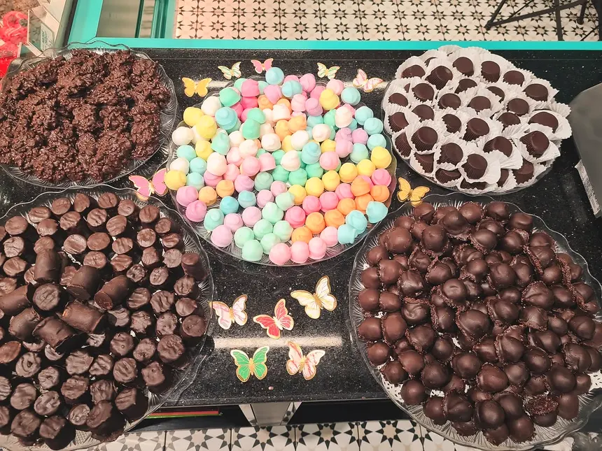 Platouri de candy bar cu bomboane, fursecuri și dulciuri colorate