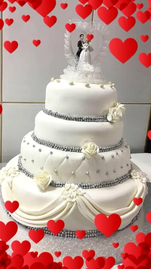 Tort de nuntă alb cu trei etaje, cu brâuri argintii și trandafiri albi