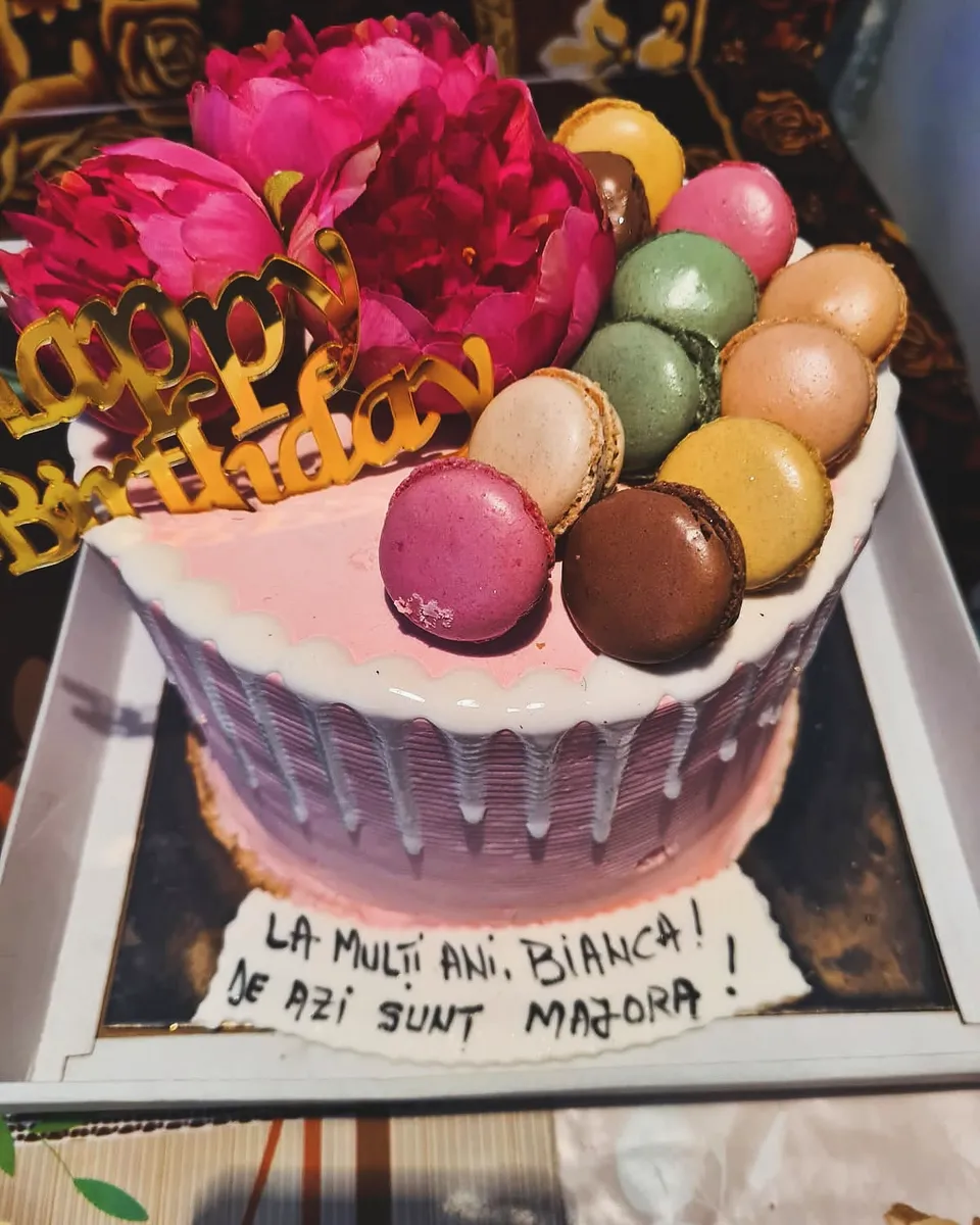 Tort de majorat cu macarons colorate și bujori roz deasupra