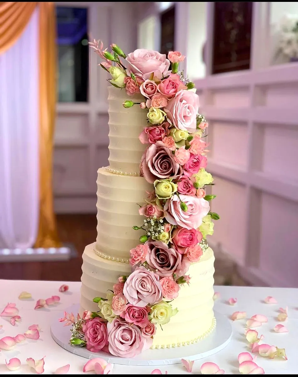 Tort de nuntă cu patru etaje, cu trandafiri mov și albi din zahăr