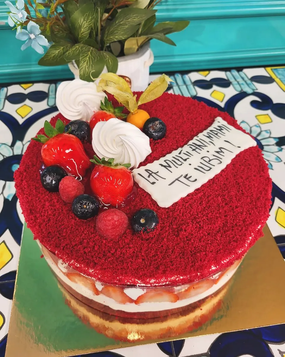 Tort red velvet în formă de inimă, cu căpșuni, afine și zmeură proaspete